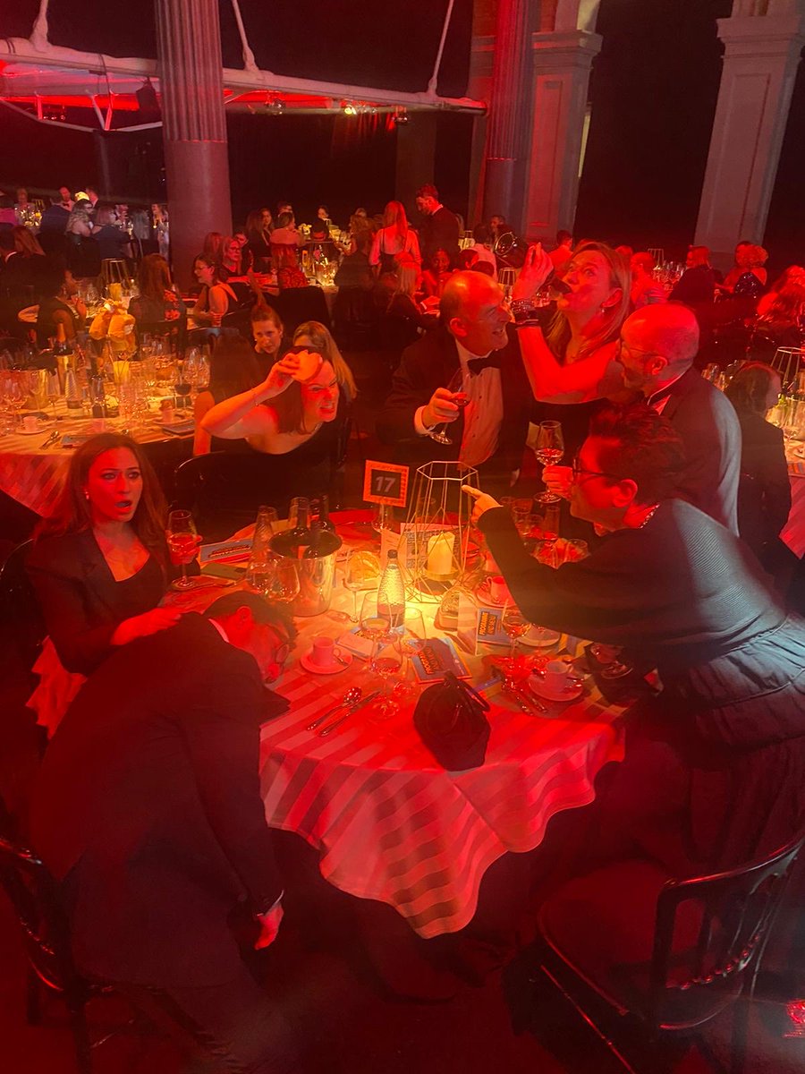 Tibo666's tweet photo. #dmaawards table 17 have gone dry. Meekly 3 potential clients on this table! https://t.co/LvIF61Xbdx