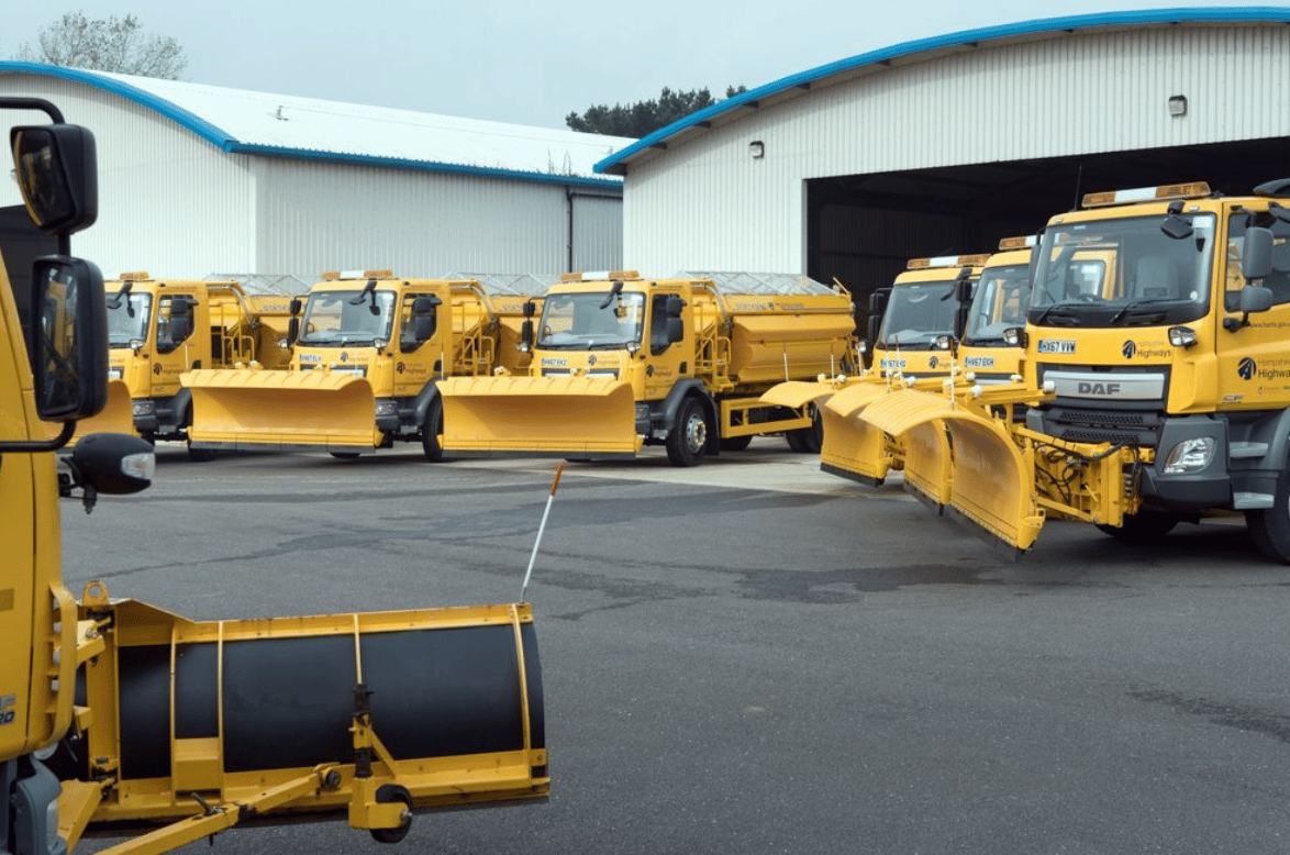 uknip247's tweet photo. Hampshire County Council will this evening start gritting our roads as the weather is set to get bitterly cold with areas of ice on the roads #areas #bitterly #Breaking #council #county #evening #gritting #Hampshire #roads #start #Weather
https://t.co/ZAHoSHCW3B https://t.co/vUUyMt1cTA
