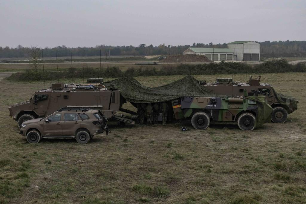 COM_ECIA's tweet photo. [#SCORPIONXII] Le Laboratoire du Combat #SCORPION analyse la pertinence et l'efficacité de la configuration des postes de commandement dite en "miroir". Motorisés et sous blindages, ces derniers deviennent davantage mobiles et discrets, gagnant en agilité tactique et résilience. https://t.co/pbaCyHXuPX