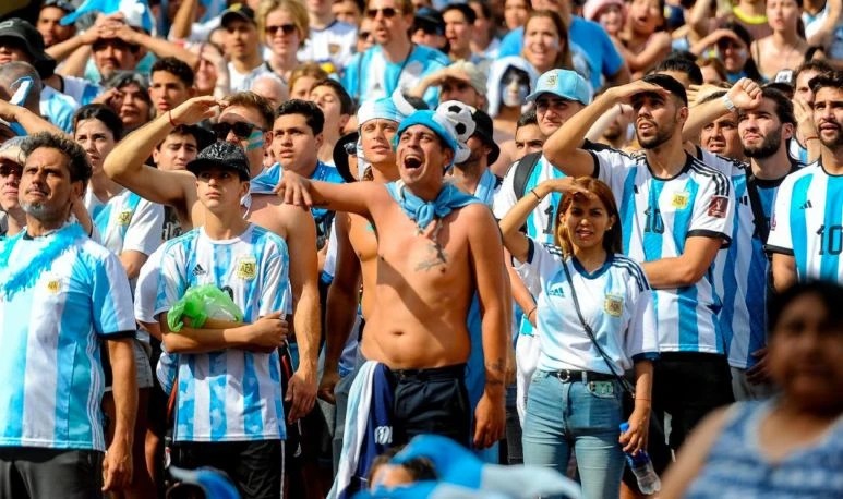 lastima_nadie's tweet photo. EL MUNDIAL Y EL HUMOR SOCIAL: "SOMOS UNA SOCIEDAD EN DONDE EL ÉXITO, EL FRACASO Y EL TRIUNFO SON TÉRMINOS MUY SENSIBLES" 

La psicóloga y psicoanalista @BarbaraAbadi habló con #LAN sobre cómo afecta al humor social el rendimiento de la @Argentina.

https://t.co/T9AM0qPZXW 🎙️ https://t.co/sOqj4rQAuA