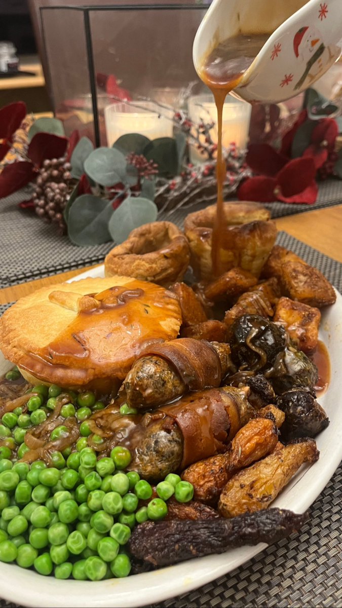 vausages's tweet photo. Practice run of a Christmas dinner 🤩😍 https://t.co/cRrbN0ZhSt
