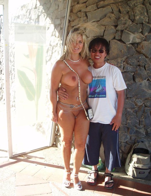 I met a fan for a photo, no problem for me. He was very happy  https://t.co/YFdZiTvQk5 https://t.co/<a href="/tag/camgirl"class="tags"><span>#camgirl</span></a>