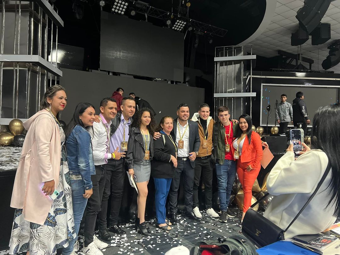 SergioMart__'s tweet photo. Me siento feliz y agradecido con las más de 1.000 personas que participaron con todo el liderazgo, la directiva e invitados especiales de UnlimitedBit2. Compartiendo esta gran visión de impactar positivamente la vida de tantas personas y familias como Dios no lo permita. https://t.co/0ldXNHUI2J