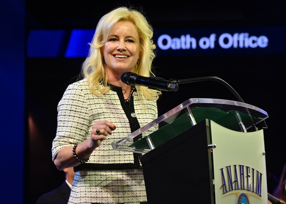 jeffgritchen's tweet photo. #Anaheim inaugurates first woman mayor - @AshleighAitken - at #riverarena tonight.
#politics @ocregister https://t.co/TL806FE9XM