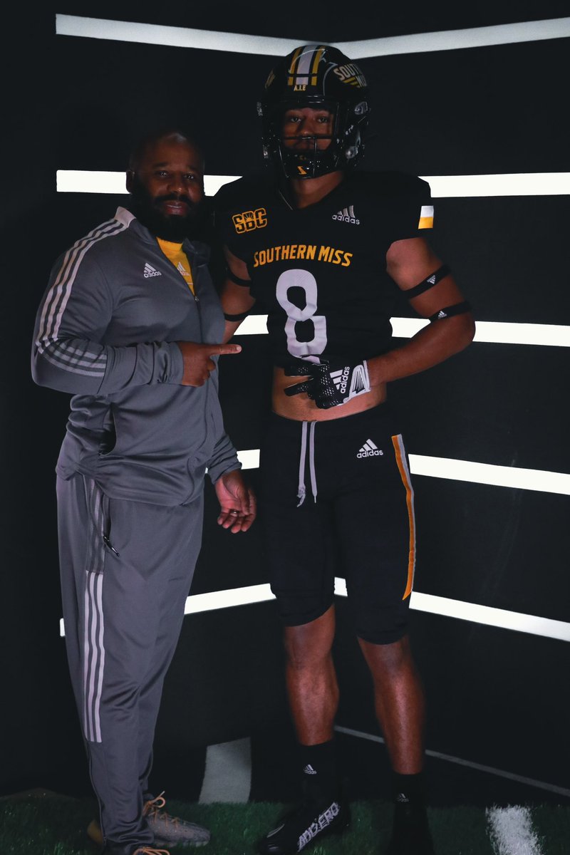 matt8nixon's tweet photo. Official visit was great 🦅🦅@joemoreno_USM @CoachDLindsey #SMTTT https://t.co/yQwNQQ6EsM