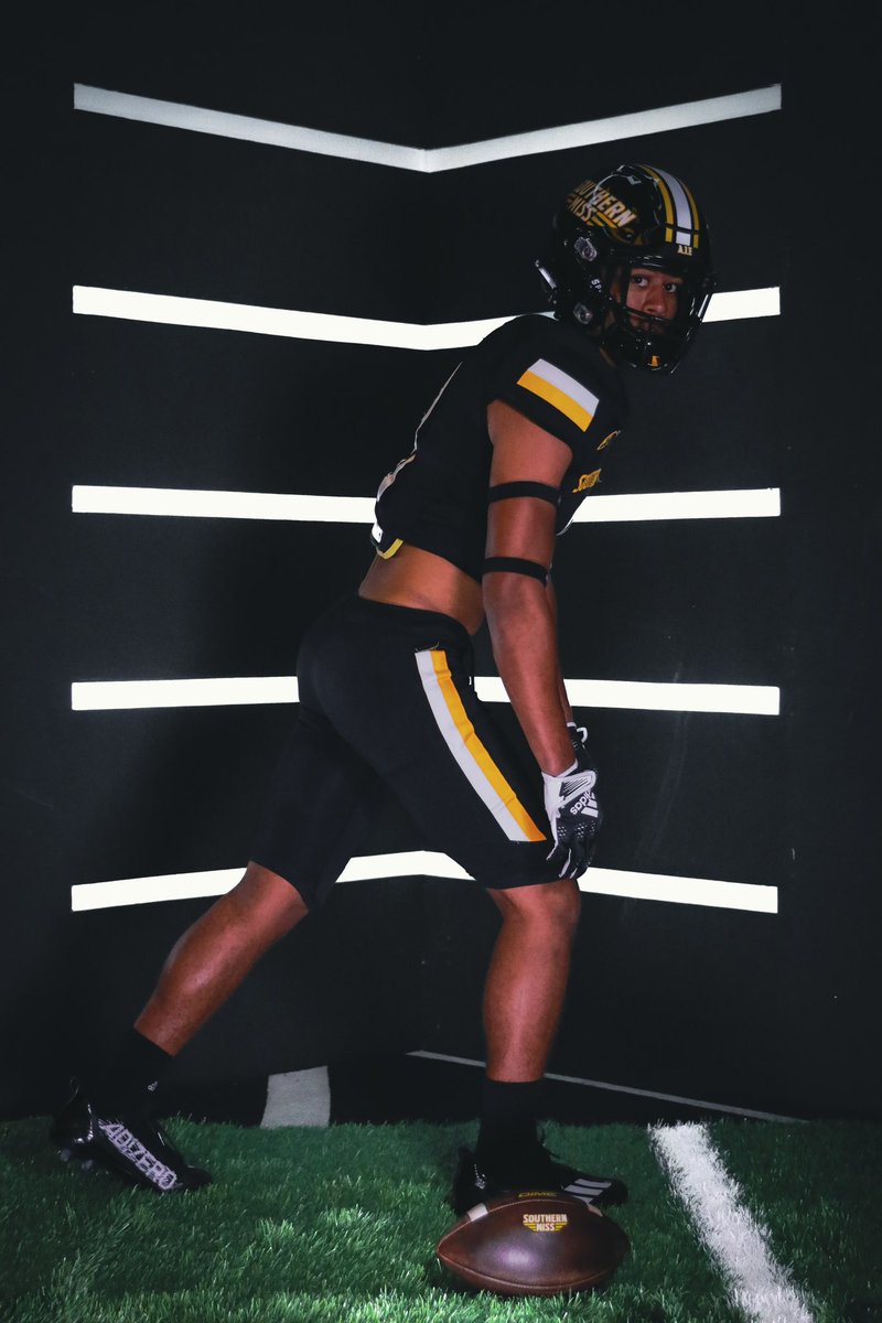 matt8nixon's tweet photo. Official visit was great 🦅🦅@joemoreno_USM @CoachDLindsey #SMTTT https://t.co/yQwNQQ6EsM