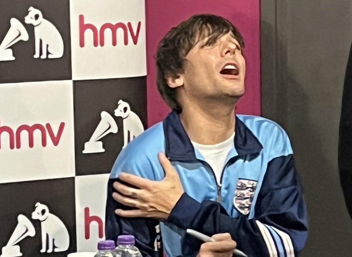 wtchsoul's tweet photo. es gracioso porque el está normal en todo momento hasta que le mencionan el brazo y recién se acuerda que está roto así que comienza a quejarse como un bebé buscando atención, louis no puedes ser tan tierno 😭 https://t.co/pyrWuQ7Oog