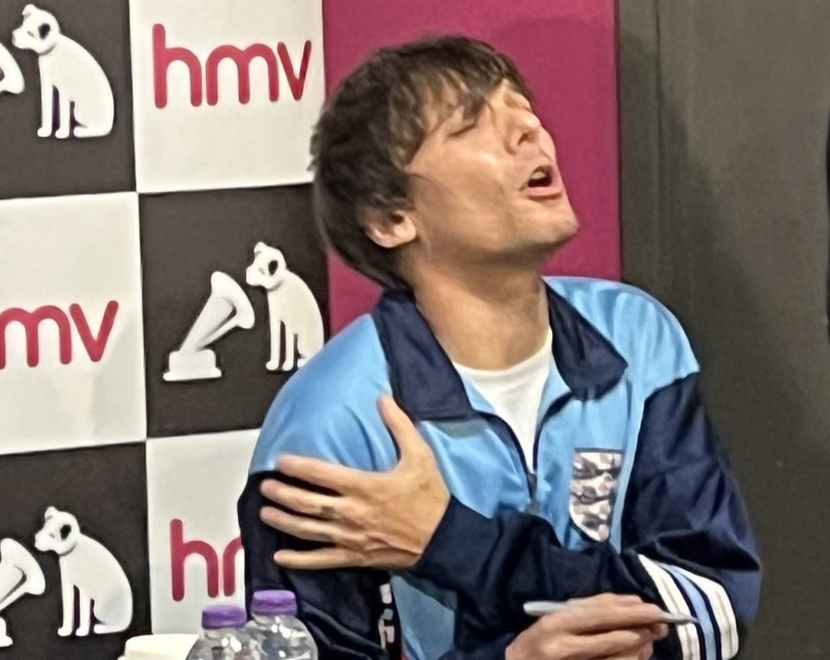 wtchsoul's tweet photo. es gracioso porque el está normal en todo momento hasta que le mencionan el brazo y recién se acuerda que está roto así que comienza a quejarse como un bebé buscando atención, louis no puedes ser tan tierno 😭 https://t.co/pyrWuQ7Oog