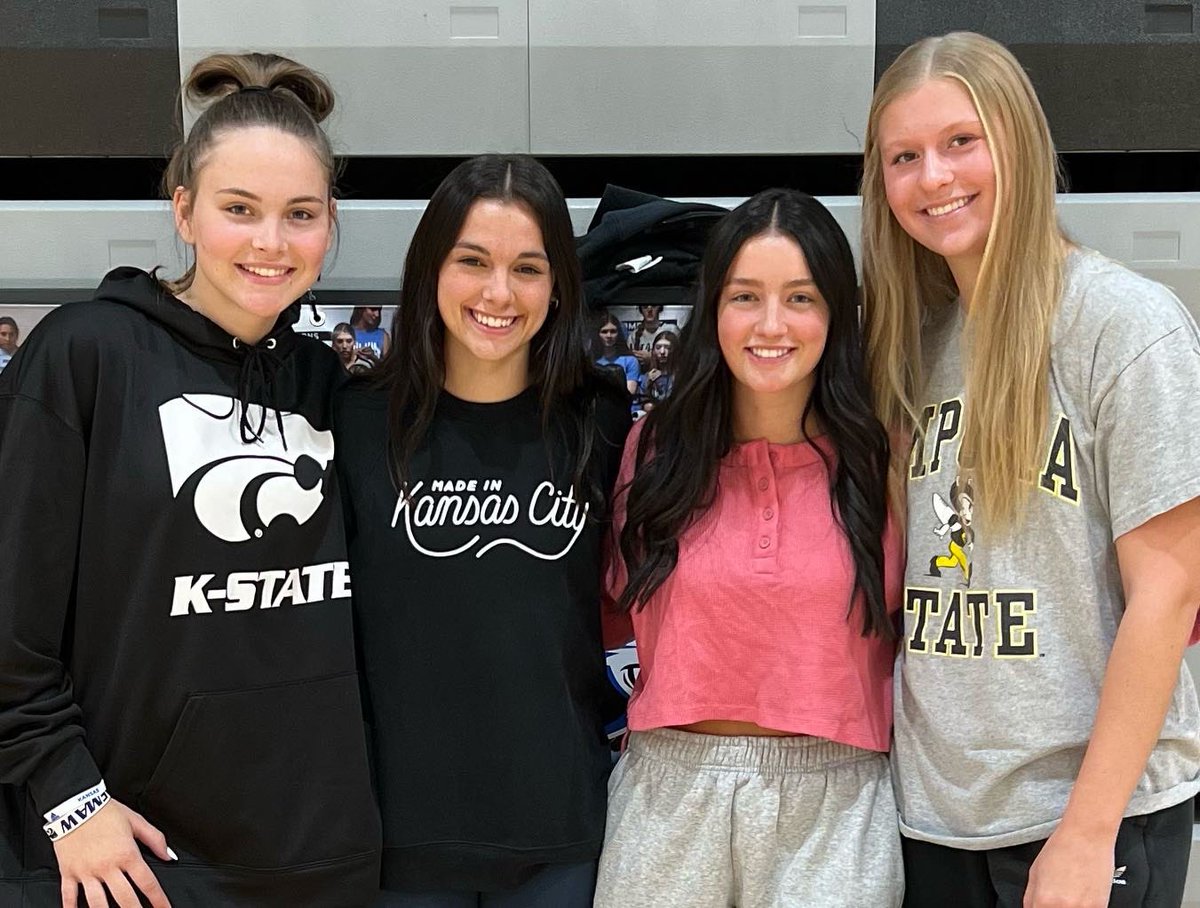 @Ravenhoopsquad also got 11p on 5/7 shooting (including a 3ptr) from <a href="/EmilyFisch05/">Emily Fischer</a> &amp; 4blocks from <a href="/SkyPierce21/">Sky Pierce 🐝</a> on the defensive side. ONW had 10 players see time, all w/at least a reb or an assist, and 8 scored.