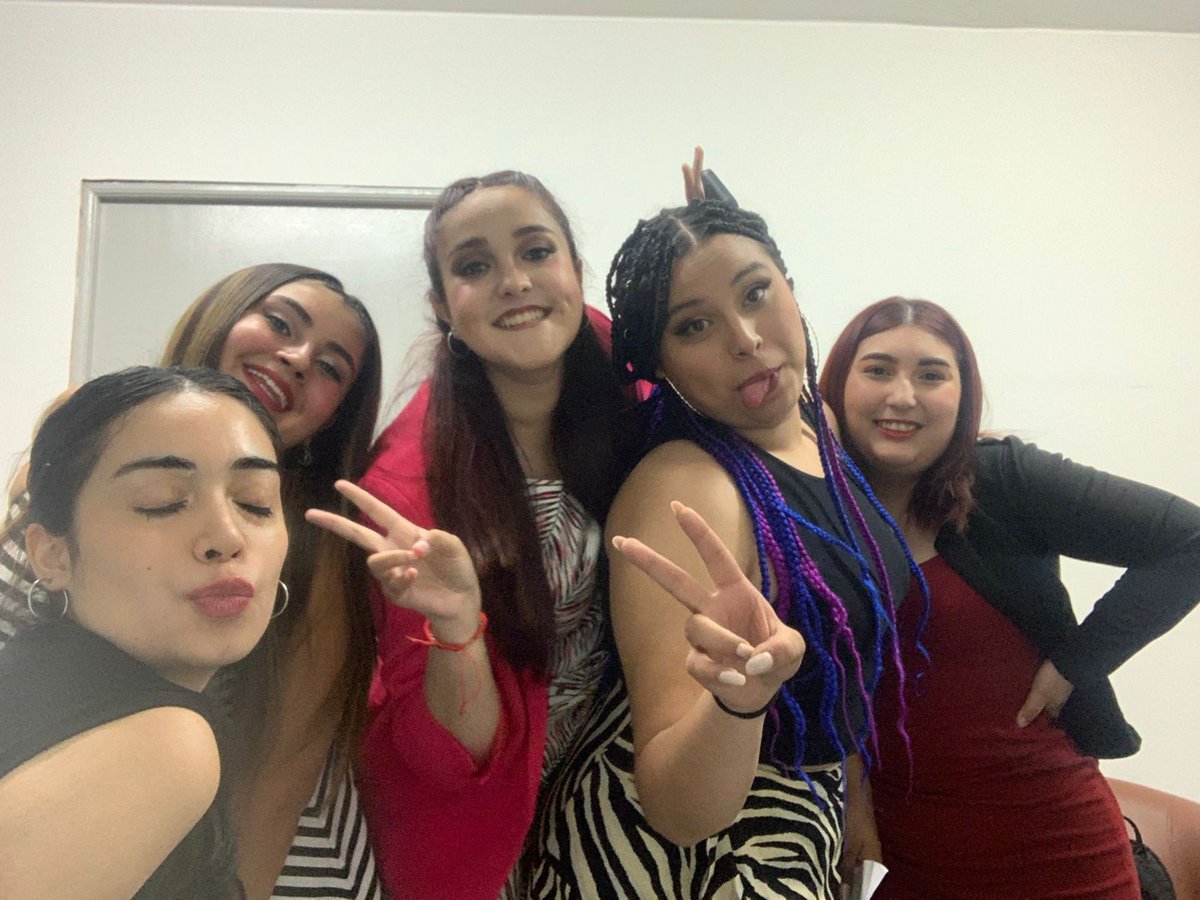 Hoy tuve mi examen de titulo, aprobé 🥳 fue una pésima experiencia la verdad pero aprobé.
Pensaba que iba a ser un día totalmente diferente pero esta bien,me hubiese gustado recibir palabras bonitas de mis papás,"estoy orgulloso de ti" pero bueno me lo dijo a mi misma,k seca 💖💖