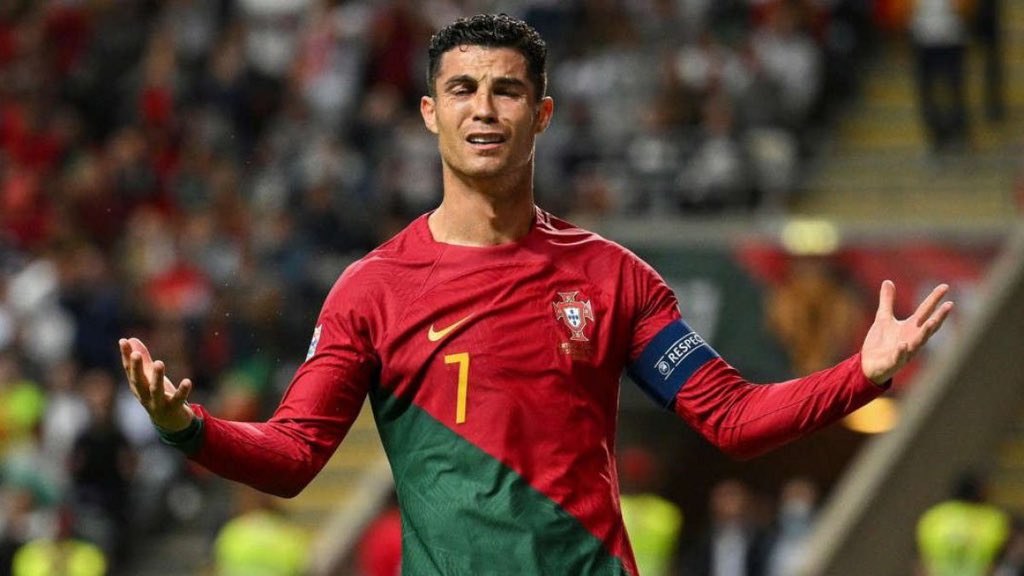 Se o Cristiano Ronaldo tem milhões de fãs, eu sou um deles.
Se ele tiver apenas um fã, eu serei esse fã.
Se ele não tiver mais fãs, significa que eu morri.
Se o mundo está contra o Cristiano Ronaldo, então eu estarei contra o mundo.

Nos momentos bons e ruins, sempre com ele! ❤️