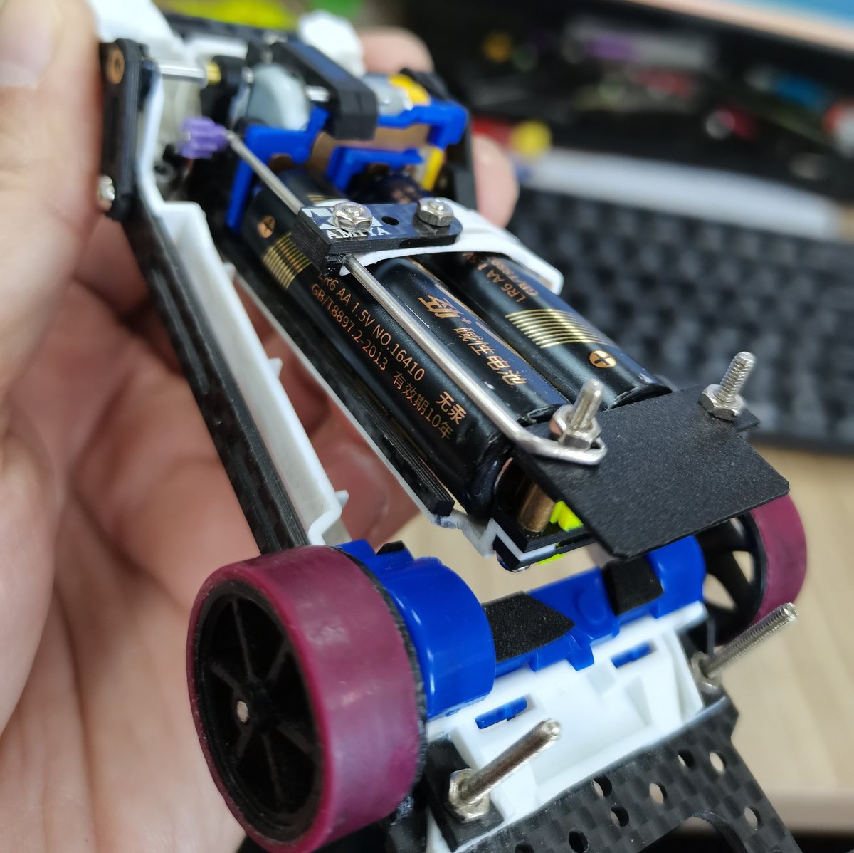 XdixChen's tweet photo. VS 提电避震
Step 5 （电池架，开关构建）
#ミニ四駆 #mini4WD #vs https://t.co/u11rQ0bXUe