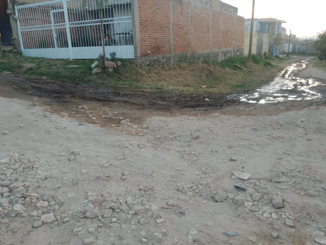 marco_tornel's tweet photo. @siapagdl fugas de agua potable en colonia colinas del rio, Zapopan, calles Guamuchil, limón, naranjo y mandarina, tienen mucho tiempo y siapa no les atiende, mucha agua limpia desperdiciada @nmas @TVAztecaJalisco @CANAL44TV https://t.co/PAxa0fEsJ7