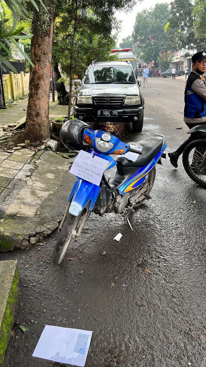 yusuf_dumdum's tweet photo. Ada ledakan diduga terkait bom bunuh diri di polsek Astana Anyar, Bandung, Jawa Barat sekitar pukul 08:55 Wib.

Motor pelaku bom bunuh diri terdapat simbol ISIS dan ada tulisan : KUHP = HUKUM Syirik/Kafir Perangi para penegak Hukim Setan QS 9:29 https://t.co/Rs4FhR58TX