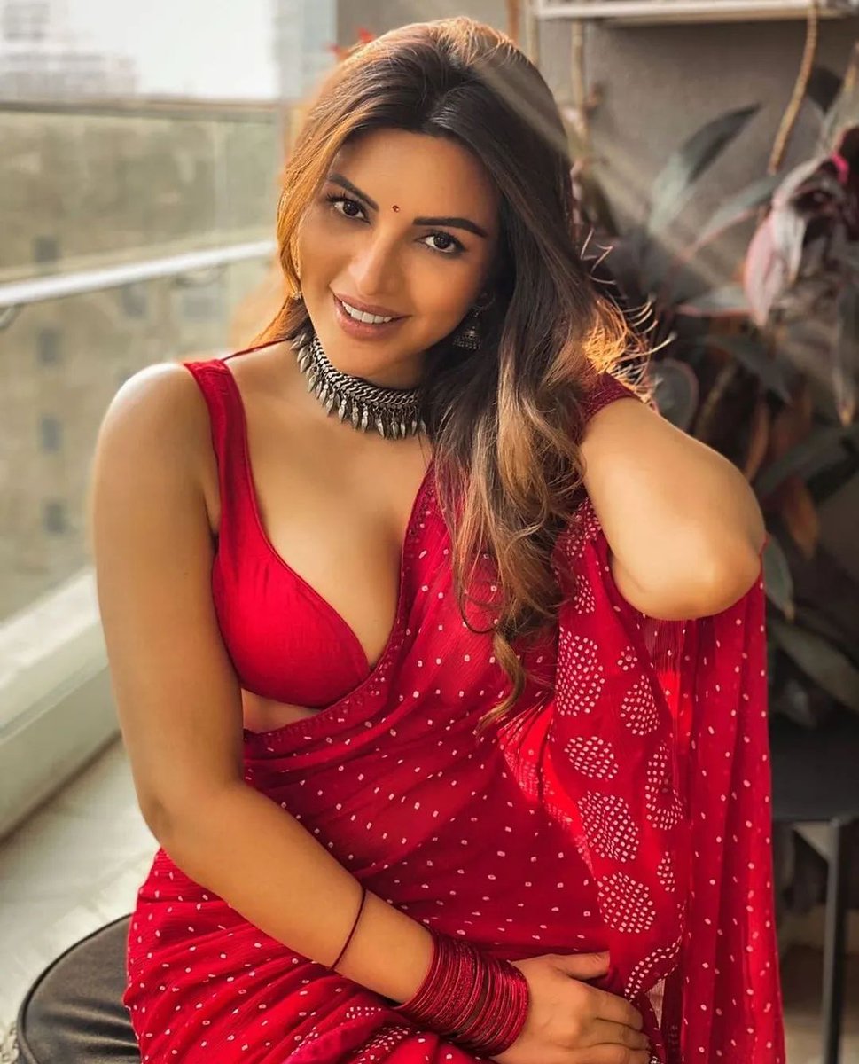 SareeSlayers's tweet photo. A red saree and some shine: a combination of beauty divine.
.
Saree Slayer - @shamasikander
.
.
#sareeslayers #sareeslayer #shamasikander #plungingneckline #deepneckblouse #sareeblouseidea #sareeblousefashion #sareebloggersofindia #redsaree #sareeideas #WednesdayMotivation https://t.co/1Y5HcxjI91