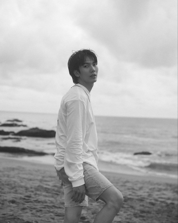 —Esa tarde el joven había salido de casa para dar un paseo con sus padres <a href="/SelenxB/">Selena</a> y <a href="/KwxnJiYong_B/">JiYong</a> por la playa de la villa. Había estado algunos meses fuera del país y extrañaba tener momentos relajantes con sus papás.—