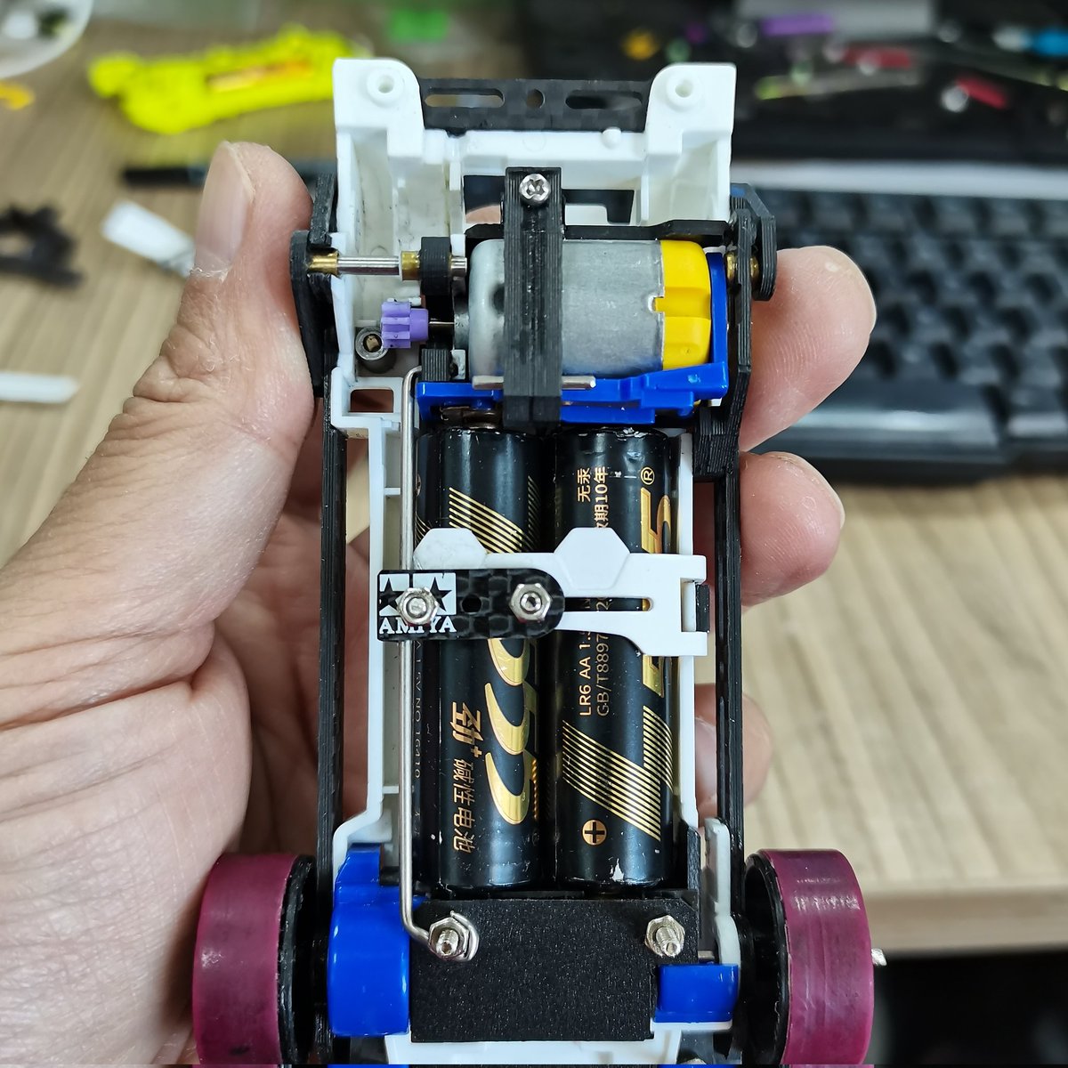 XdixChen's tweet photo. VS 提电避震
Step 5 （电池架，开关构建）
#ミニ四駆 #mini4WD #vs https://t.co/u11rQ0bXUe