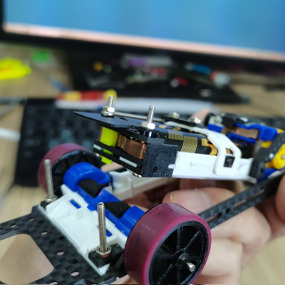 XdixChen's tweet photo. VS 提电避震
Step 5 （电池架，开关构建）
#ミニ四駆 #mini4WD #vs https://t.co/u11rQ0bXUe