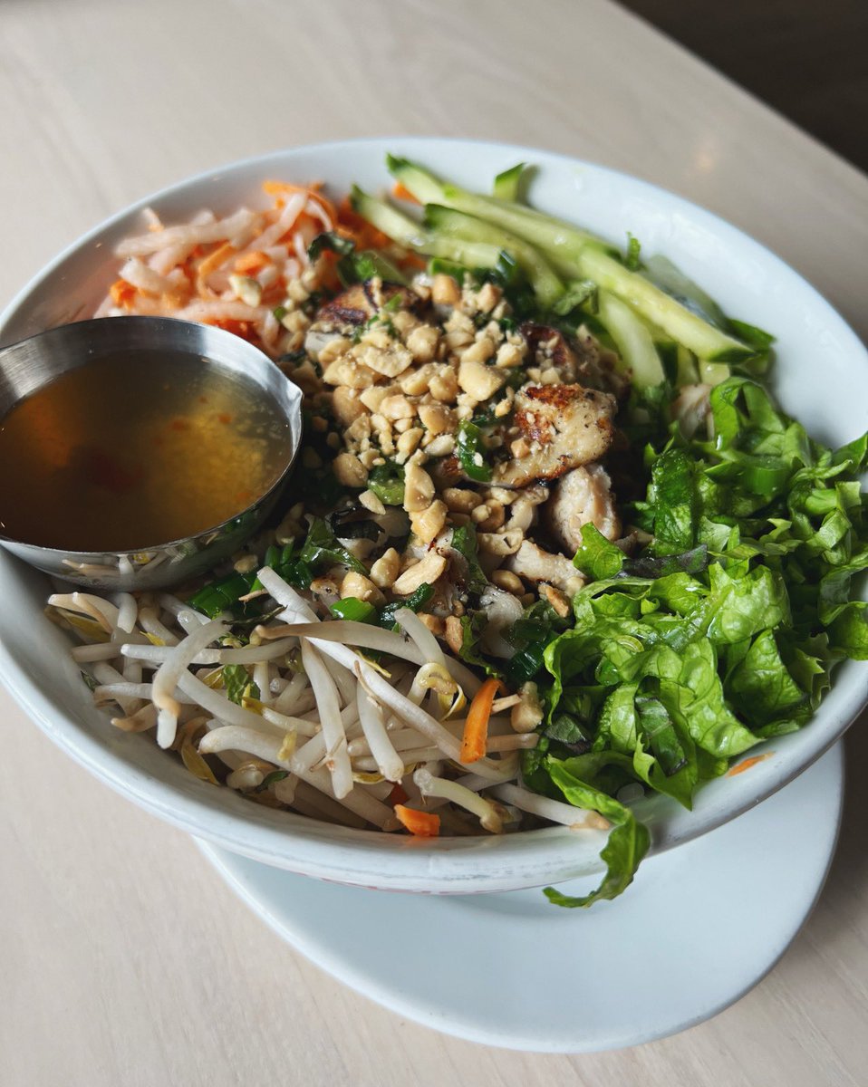 pholangthang's tweet image. It might be soup season, but when you need to mix up your routine, no matter if it’s lunch or dinner, make it bún time. #pholangthang #coldnoodlesalad #bun #vietnamesefood #cincinnati
