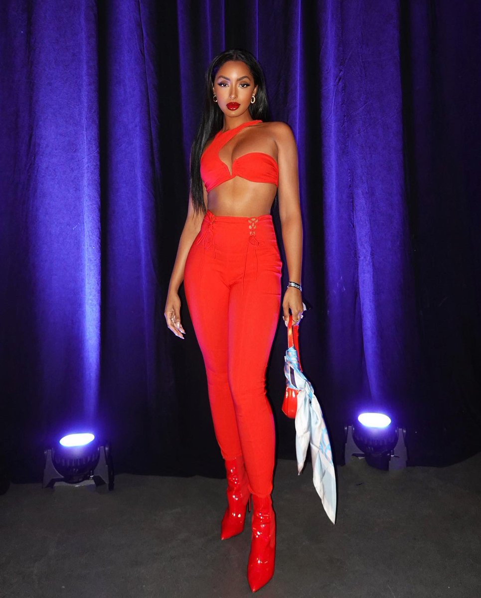 OlayNoel's tweet photo. Paint the town red 💋 https://t.co/CDn8SdzmWc