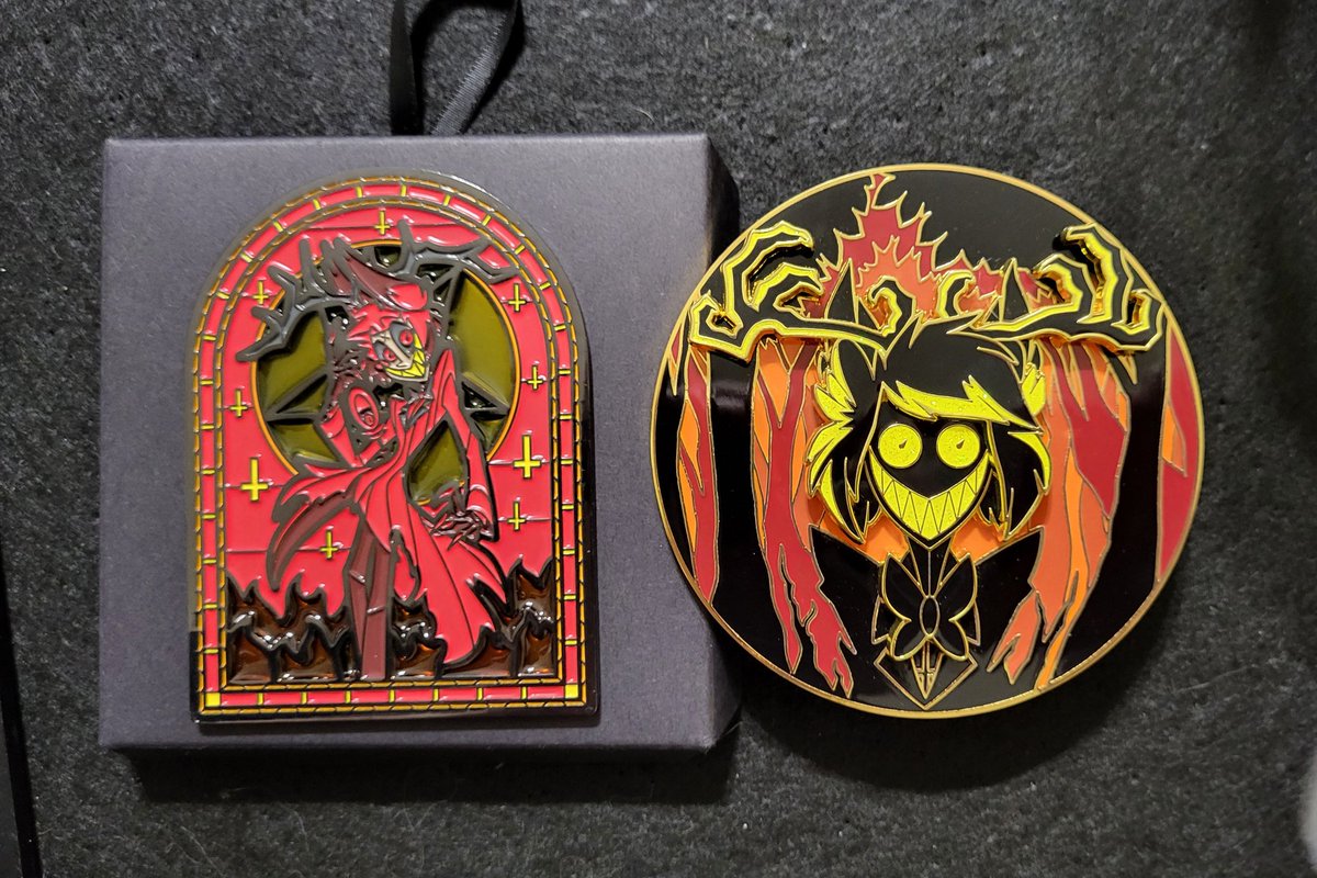 Mercurial_Missy's tweet photo. for anyone curious, one of the wonderful peeps I ordered their SR pins for, @rosetintedbliss, had their stained glass SR Al arrive today if anyone wants to see what he looks like irl pinned on diff bgs/boards!
#HazbinHotelAlastor #Hellaverse #SharkRobotStore https://t.co/yUWGaFcB14