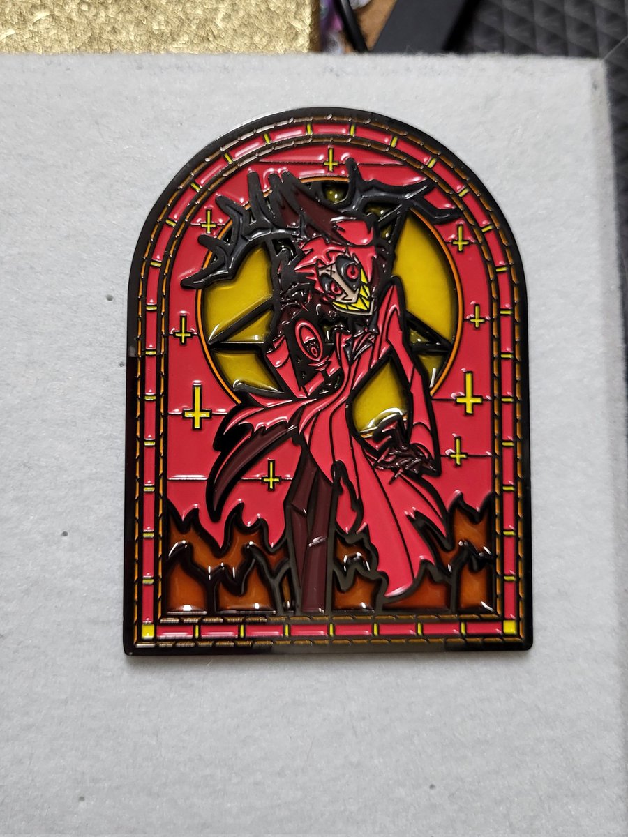 Mercurial_Missy's tweet photo. for anyone curious, one of the wonderful peeps I ordered their SR pins for, @rosetintedbliss, had their stained glass SR Al arrive today if anyone wants to see what he looks like irl pinned on diff bgs/boards!
#HazbinHotelAlastor #Hellaverse #SharkRobotStore https://t.co/yUWGaFcB14