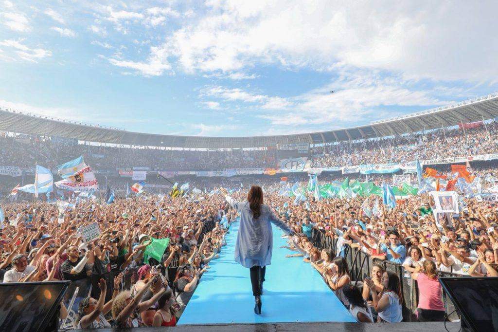 EDelCastilloDC's tweet photo. 3/3 ...ya logró algo que ninguno de sus rivales o enemigos podrá: Ser parte del legado histórico del pueblo argentino y latinoamericano…y eso nunca lo podrán cambiar, ni con todos los juicios del mundo.

Toda la fuerza a Cristina Fernández desde #Bolivia…¡Venceremos! https://t.co/Z6lYQqkhQP