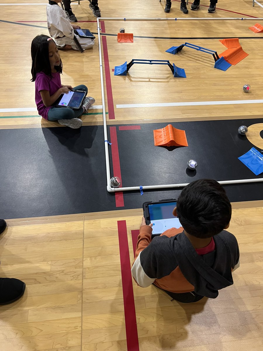 iteachingles's tweet photo. They loved family coding night. 💻 https://t.co/clAp3ALtUH