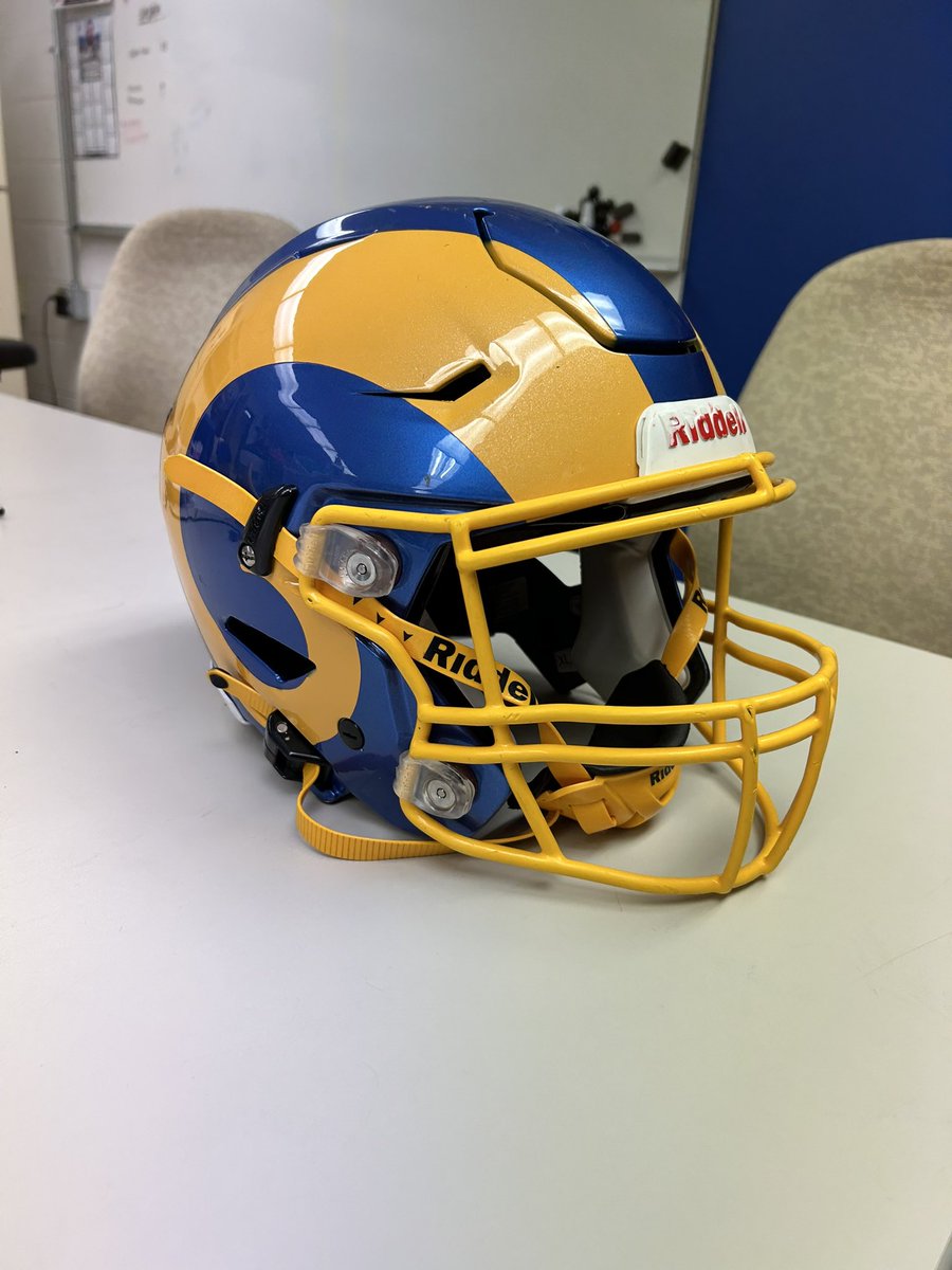 HelmetGuyTy's tweet photo. Always a great day at @RobinsonFBall @RobinsonRams @RAMSBoosters 🐏🏈 thank you @ScottVossler and @ramballcoach for the help and support always!! Hard helmet look to beat 🔥👀 @RiddellSports #TeamRiddell #GoRams https://t.co/trk8nUr6Lx
