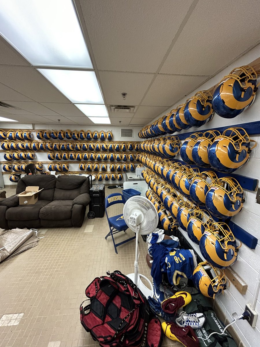 HelmetGuyTy's tweet photo. Always a great day at @RobinsonFBall @RobinsonRams @RAMSBoosters 🐏🏈 thank you @ScottVossler and @ramballcoach for the help and support always!! Hard helmet look to beat 🔥👀 @RiddellSports #TeamRiddell #GoRams https://t.co/trk8nUr6Lx