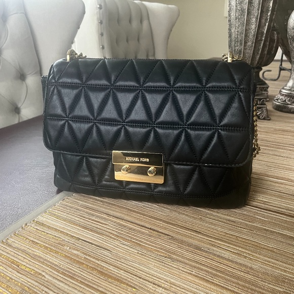 waltermagic1's tweet photo. So good I had to share! Check out all the items I'm loving on @Poshmarkapp #poshmark #fashion #style #shopmycloset #roxy #michaelkors #merona: https://t.co/IMsXL2Sw9j https://t.co/Uztl5XK6oP