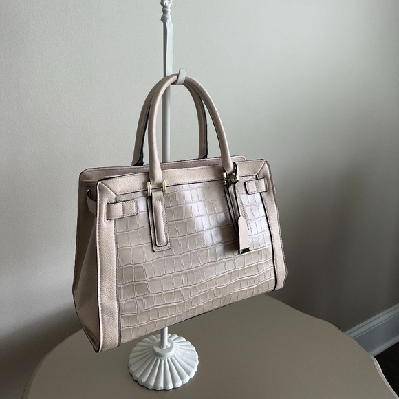 waltermagic1's tweet photo. So good I had to share! Check out all the items I'm loving on @Poshmarkapp #poshmark #fashion #style #shopmycloset #roxy #michaelkors #merona: https://t.co/IMsXL2Sw9j https://t.co/Uztl5XK6oP