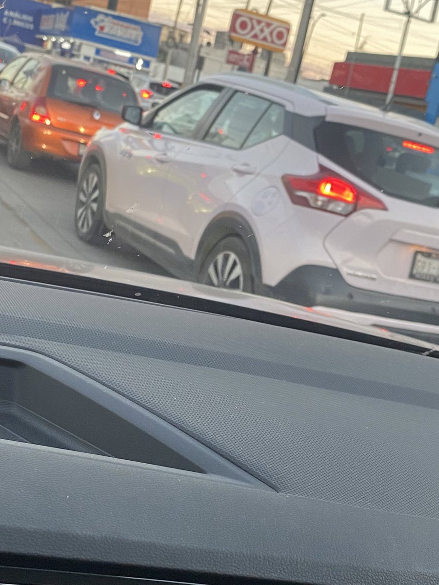 alvaration79's tweet photo. Cuándo veo coches rosas siento que eran blancos y que los metieron a lavar con un coche rojo https://t.co/x53enhns2N