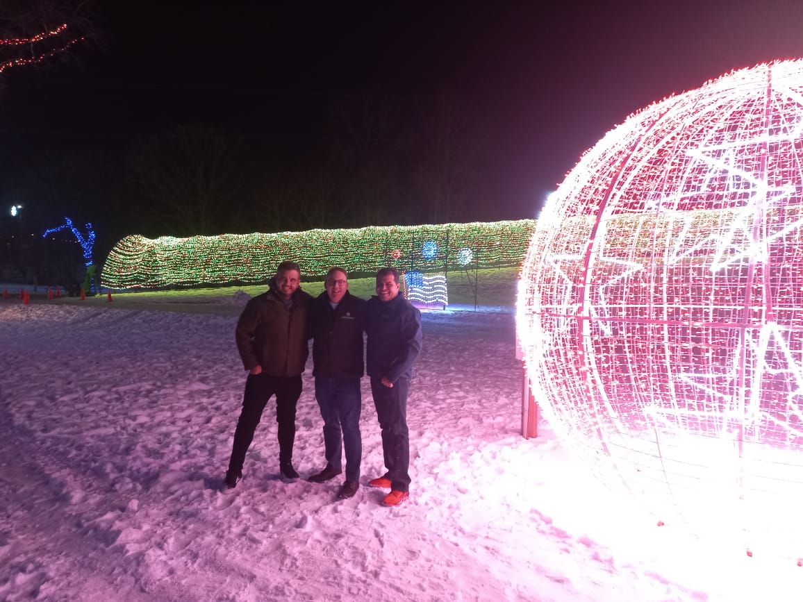xSnakeeTV's tweet photo. Últimamente he andado muy desaparecido de por acá, demasiados viajes en la empresa en la que trabajo, pero no todo es trabajo y el día de ayer me tocó disfrutar como loco una villa navideña con nieve de verdad https://t.co/izbG9iSV37