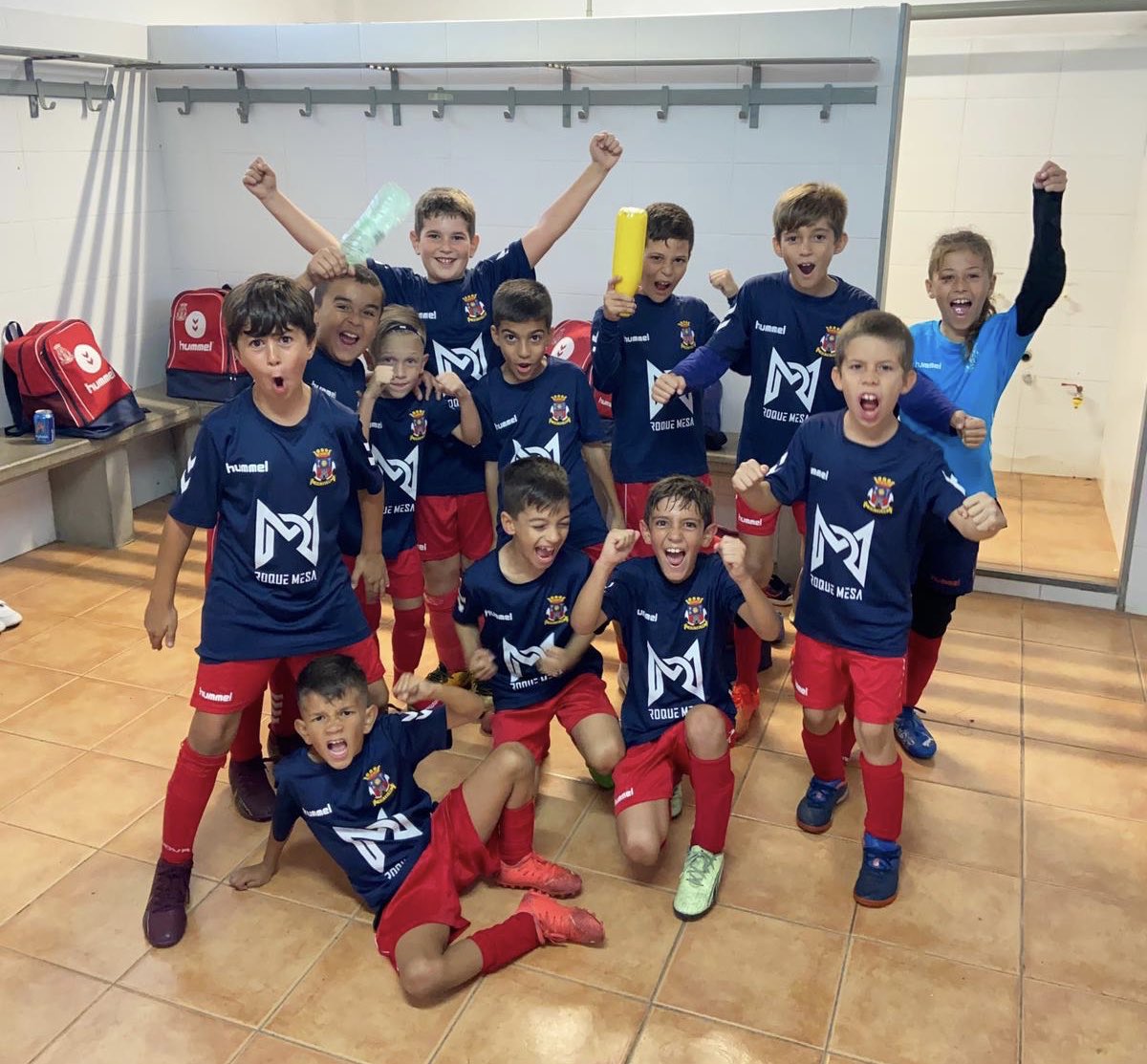 UD_TELDE's tweet photo. 🥳 ¡Nuestros equipos #Benjamín y #Alevín participaron este martes en un torneo celebrado en Tenerife!

👏🏻 Agradecer al @UD_Andenes por la invitación y la organización de esta cita tan especial para los chicos. 

💙❤️ https://t.co/hOLKgemOlT