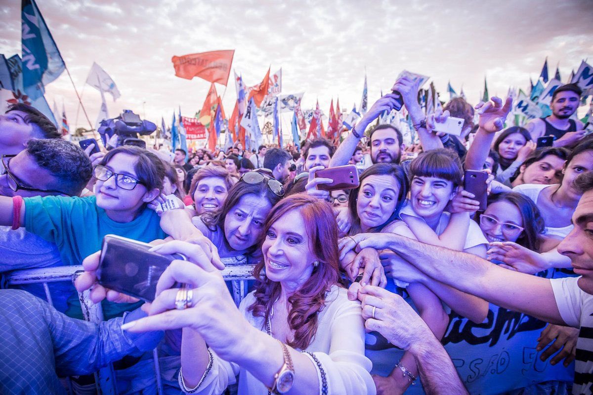 No hay persecución que pueda borrar los años de gobierno que le devolvieron la alegría, la dignidad y los derechos a nuestro pueblo.

Fuerza <a href="/CFKArgentina/">Cristina Kirchner</a>, estamos con vos.