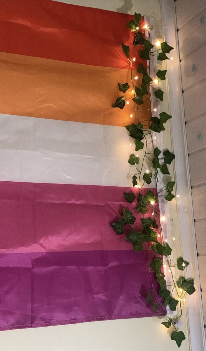 lohurts_'s tweet image. minha avo veio aqui e falou “seu quarto ficou lindo com essa faixa, finalmente algo rosa né”
a faixa: