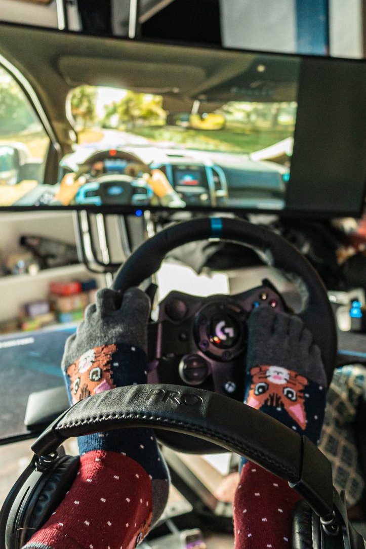 OFJuju_'s tweet photo. Chaluuuuut mes chatonns 😻😻

Aujourd'hui on a eu le chance de pouvoir jouer 🖥️ a un super jeu de voiture 🏎️
Chat allait vite dis donc ^^  

Bisouuus mes choupiiiis UwU 😽😽😽 https://t.co/BLyTxQPTic
