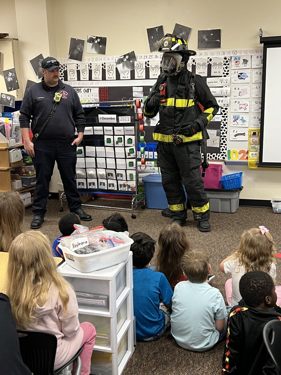MrsPytlikWCS's tweet photo. Thanks to the Warren Fire Department for sharing Fire Safety with our Lincoln K &amp; 1st!!  #LincolnPrideWCS ⁦ https://t.co/Z4MeUvucW2