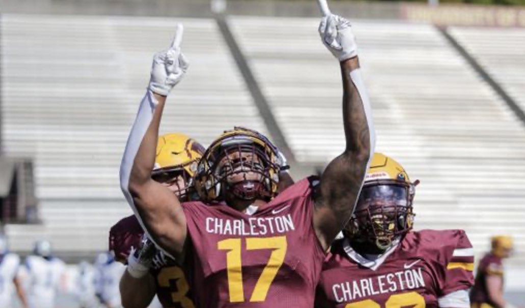 ZionMason12's tweet photo. Blessed to receive an offer from University of Charleston!🔴🟡 @Coach_Kelleher @VikeNationFB https://t.co/uGdMrPFdRR