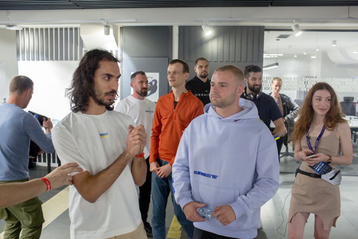 cryptodrftng's tweet photo. Another photo from @KyivTechSummit I found looks like a Renaissance painting 😂
#Hack4Ukraine https://t.co/bBITNnWW3Y