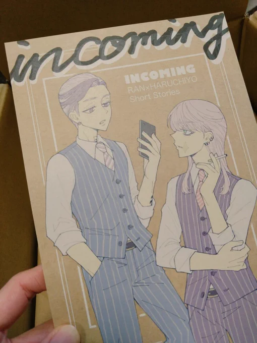 新刊届いたときのツイ間違って消してしまったので(いいね下さってた方すみません🙇)改めて画像上げておきます。pixivなどの表紙サンプルはイメージなので、実際の装丁のご参考にどうぞ。かわいい感じにできたかなと思ってます🙂 