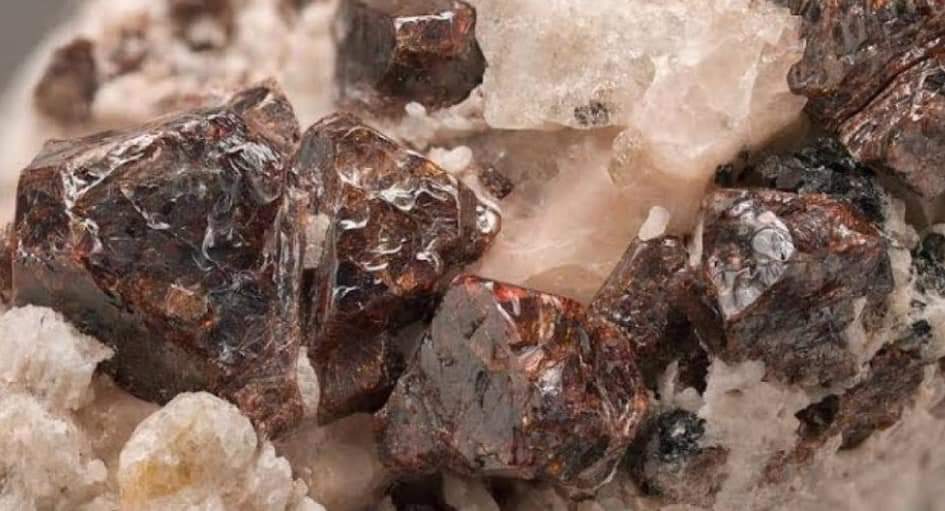 katuambidi's tweet image. A la découverte du #pyrochlore , un minerai plus cher que le #coltan , pillé clandestinement par le Rwanda et l’Ouganda.
le pyrochlore est un minerai qui contient le niobium, une matière première très recherchée dans l’aéronautique et l’informatique. @ElogieNgwisi @elogemwandwe