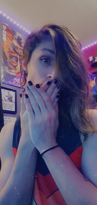 Ooooooo....pretty nails!!??? https://t.co/y7pfwOWmMe