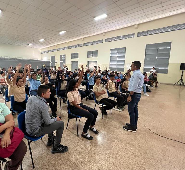 Galindez_vzla's tweet photo. Reflexionar y promover dinámicas  distintas para garantizar que la escuela genere sentido de identidad con la comunidad a la que pertenecen es uno de los retos en la educación. Que bueno es compartir con los estudiantes de #Miranda. #NavidadÉpocaDeReencuentro @NicolasMaduro https://t.co/wZfwf8XAYn