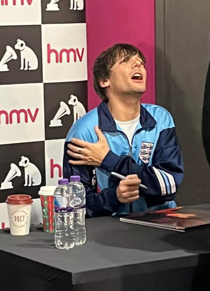 sfvol28's tweet photo. 📸| La reacción de Louis cuando le preguntan de su brazo JAISKQJ❤‍🩹 https://t.co/OkpICZgSCd