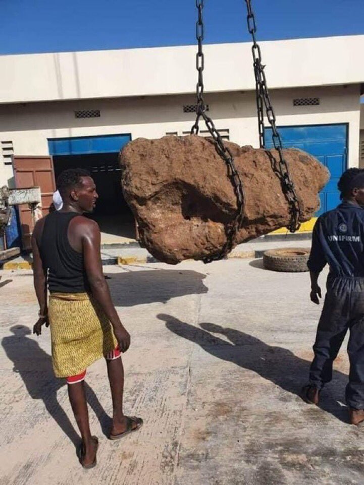 Knowledge_iii's tweet photo. @FeiShengchao is really shameful the Chinese have practically stolen a major new discovery of Metriod found in Somalia.

The rock is part of Somalia's heritage as Nomad's have for years use it for tool making.

The Chinese should bring it back. #SomaliMetriod #HandsOfElade https://t.co/2NDj4PEXIV
