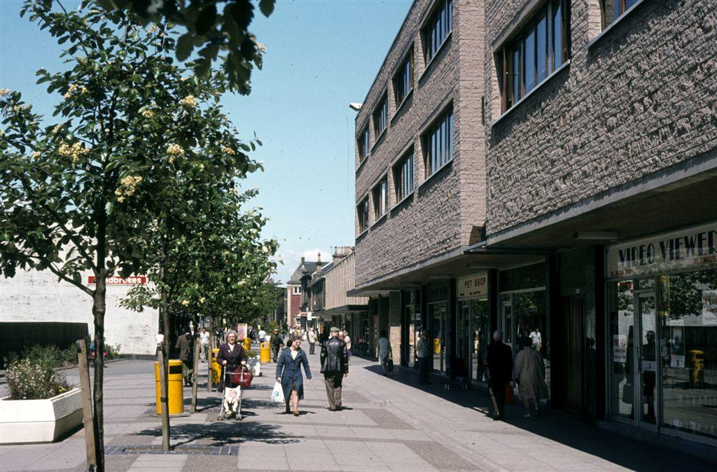 DPSzmytke's tweet image. #MyOldHome  La Porte Precinct, Grangemouth  - flats above the shops - Living room/kitchen upstairs, bedrooms down at the back (next door vice-versa).