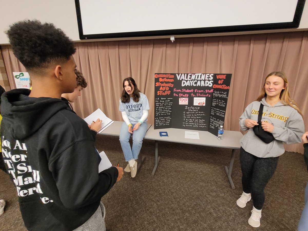 OAALeadership1's tweet photo. Our schools inspiring each other with how we impact our student body! #ConstructingLeaders https://t.co/0y8xIOBLuk