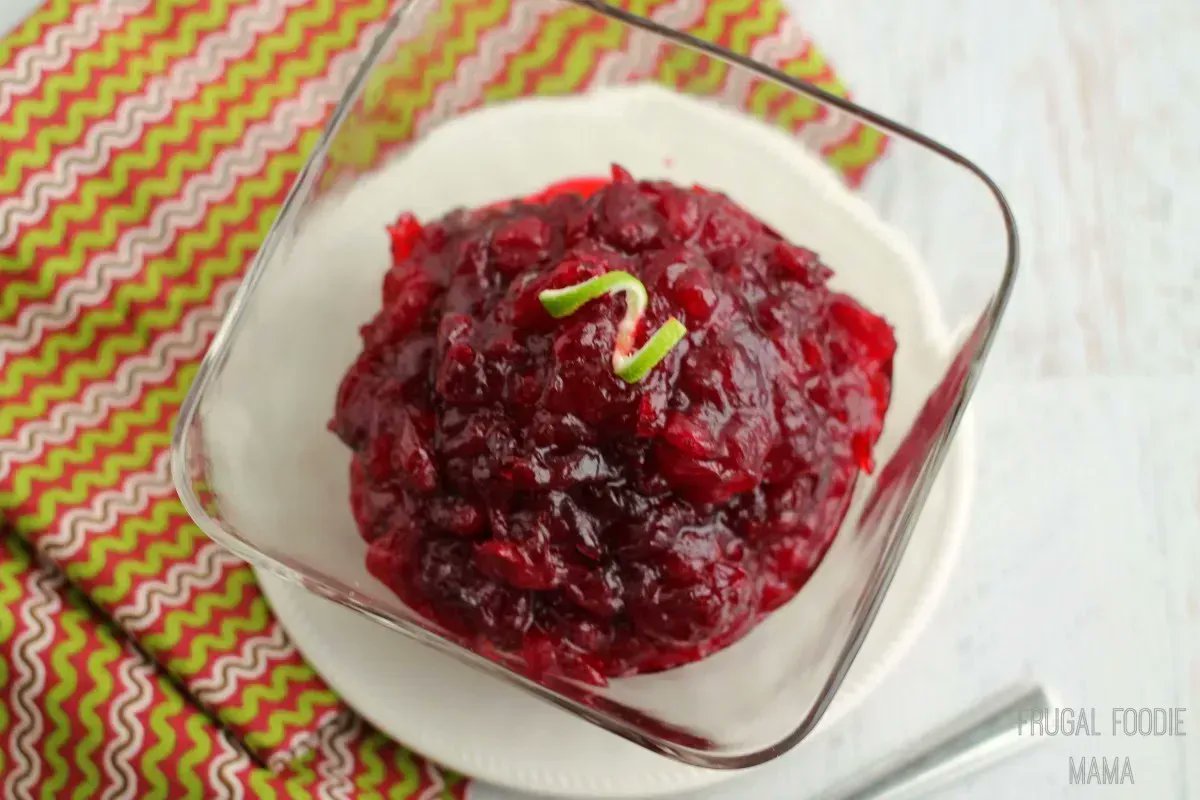 Forget the canned stuff for your #holidaydinner ! This classy Cranberry #WhiteWine Sauce takes just 4 ingredients and 15 minutes to make. Get the #recipe now at>> bit.ly/2EUbPWo #cranberrysauce #Christmasdinner #sidedish #cranberries